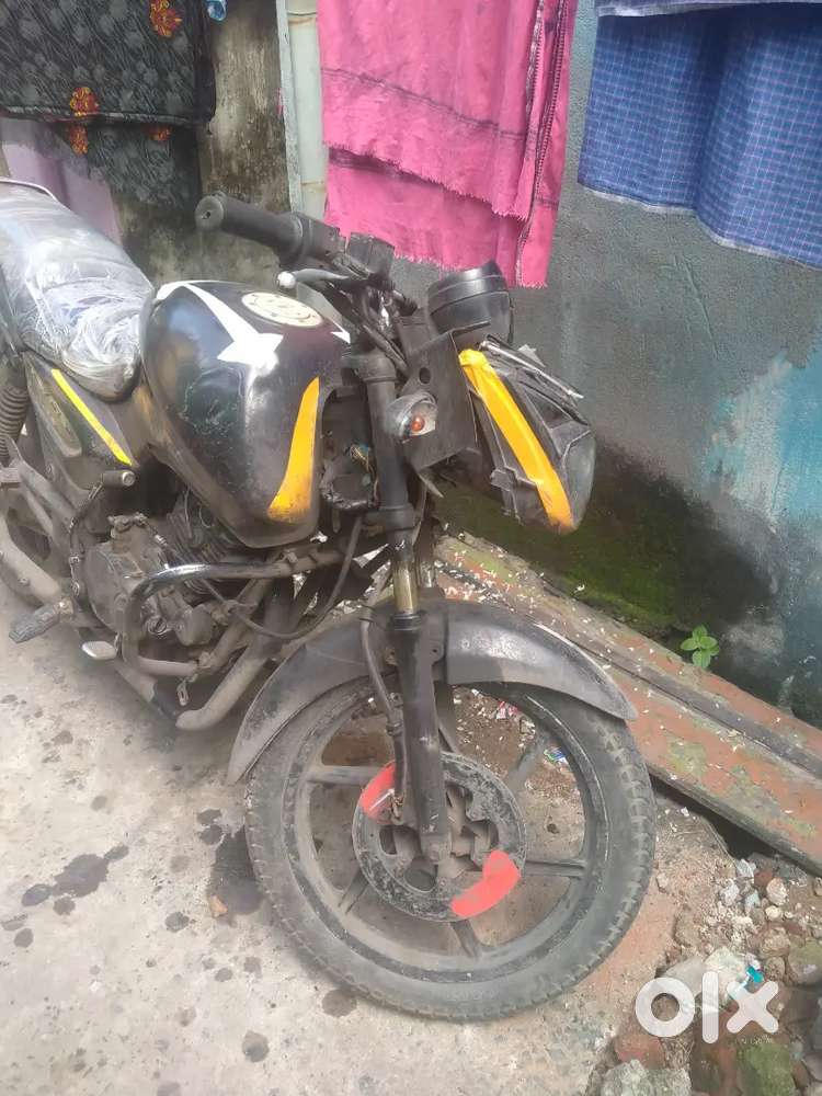 Bajaj Pulsar 150 old model yellow wheel