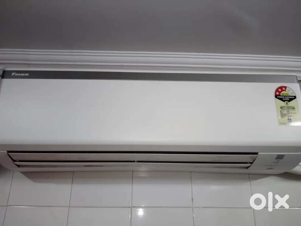 Daikin Ac 1.5 ton white colour