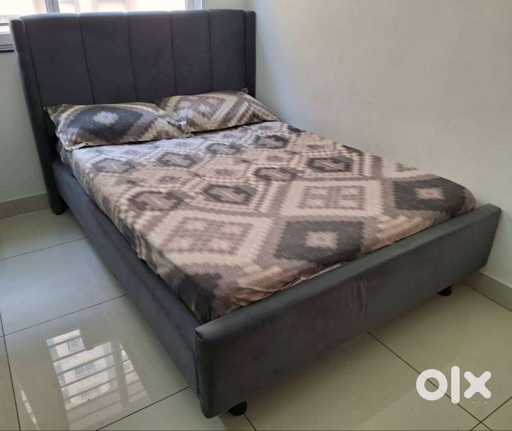 Single upholstered bed