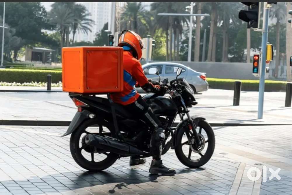 Bike mere pass hai aur  driveing licance bhi hai  kaam chahye