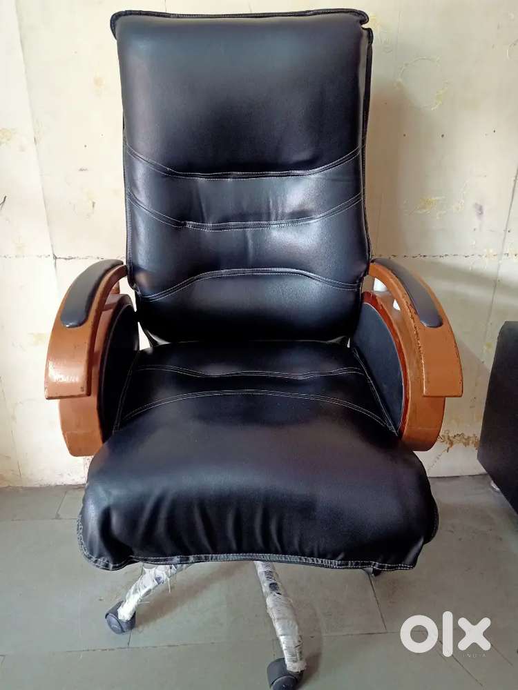COMPUTER, SUPERB BOSS CHAIR, OTHER CHAIR, STOOLS, SPEAKER