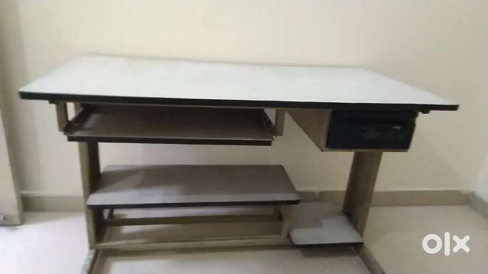 Nice computer table of aluminium base