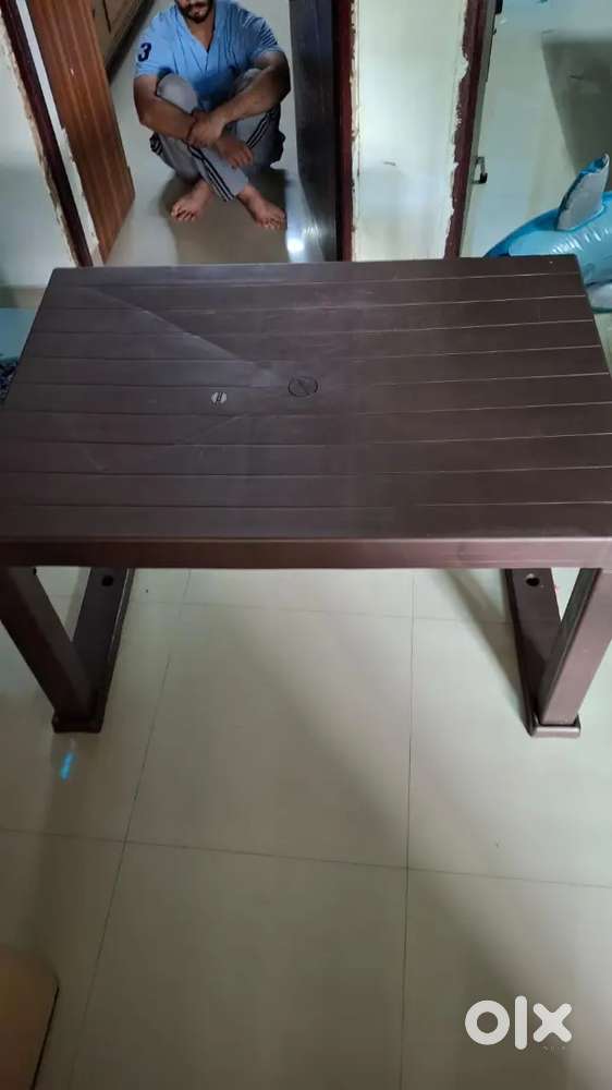 Portable dining table ( heavy plastic)
