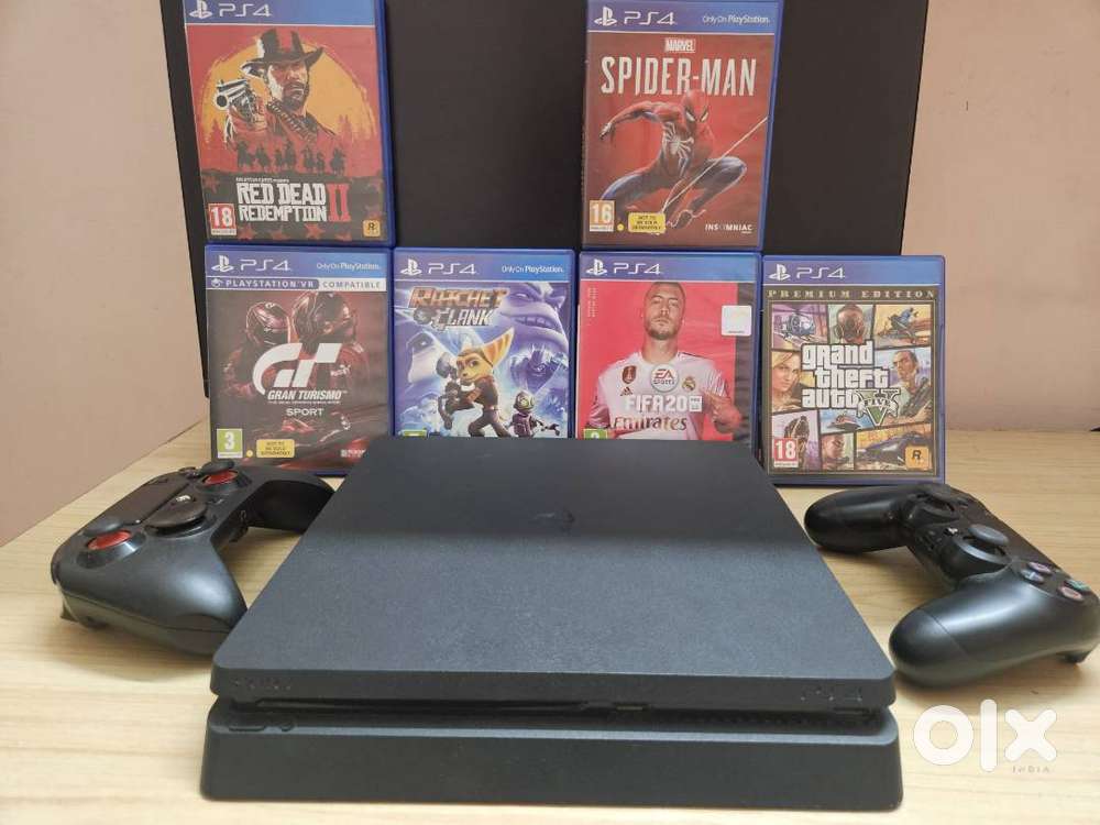 PS4 1TB console  2 controllers  6 games