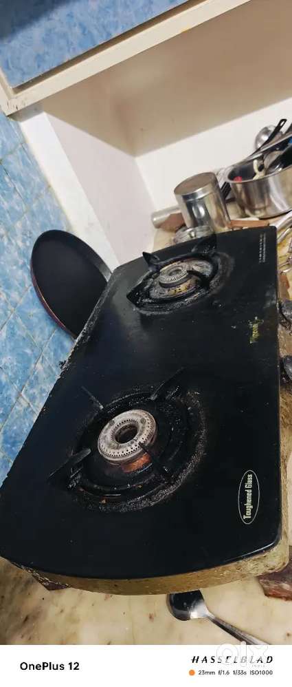 Gas stove with 2 burners