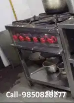 FOUR BURNER GAS RANGE WITH SPLASH-BACK