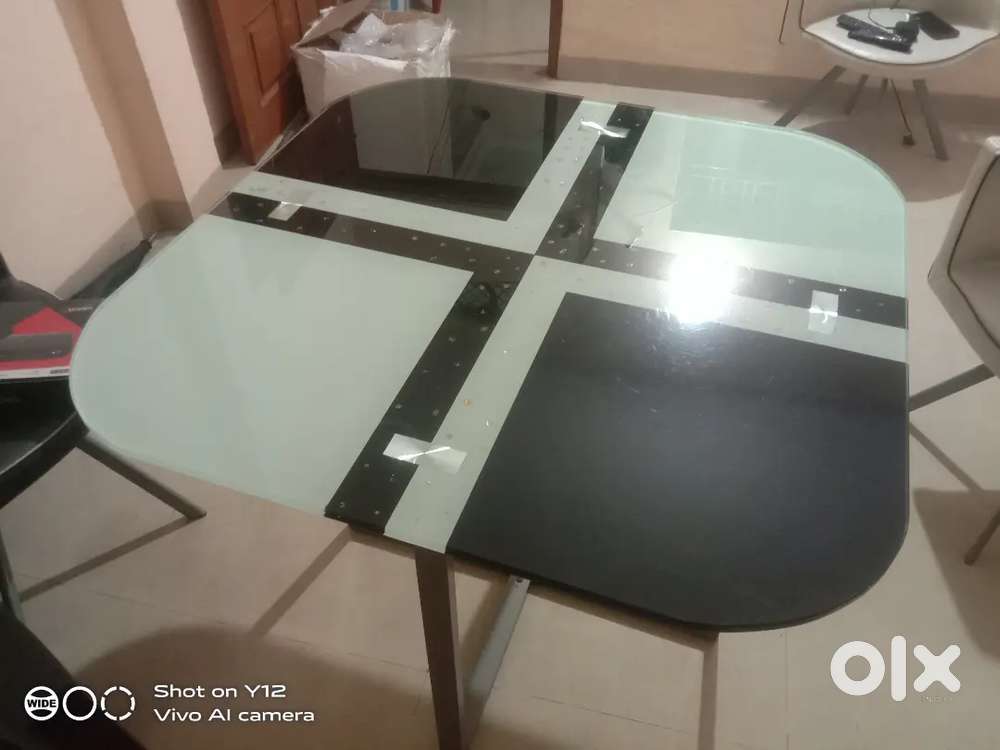 Dining@Table with four chairs