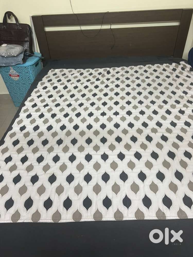 Queen size bed with mattress