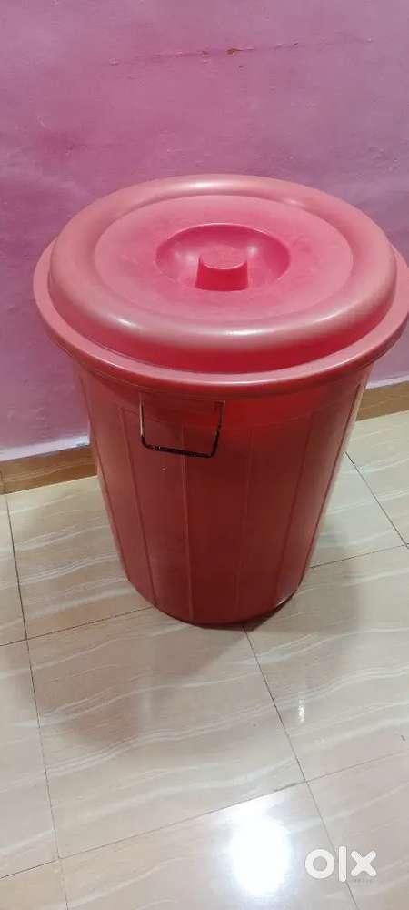 Red colour ka mini drum h