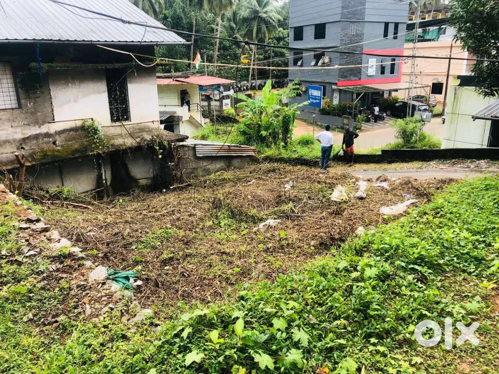 2.3cent land suitable for small commercial building at Balusseri