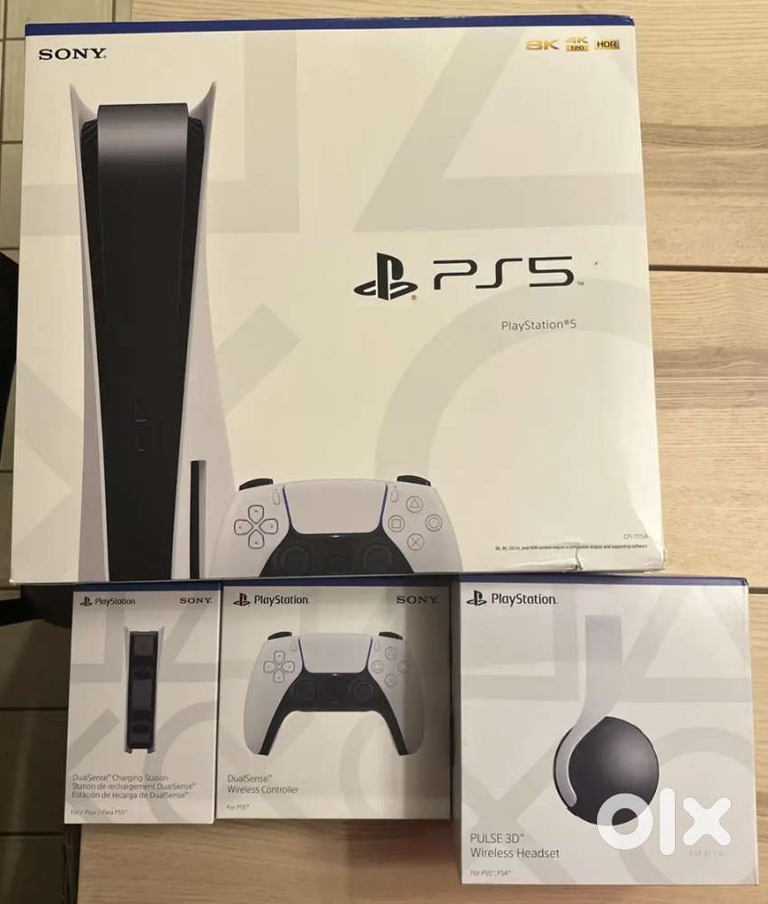 Sony PlayStation 5 Disc Edition 825GB Home Console - White Bundle