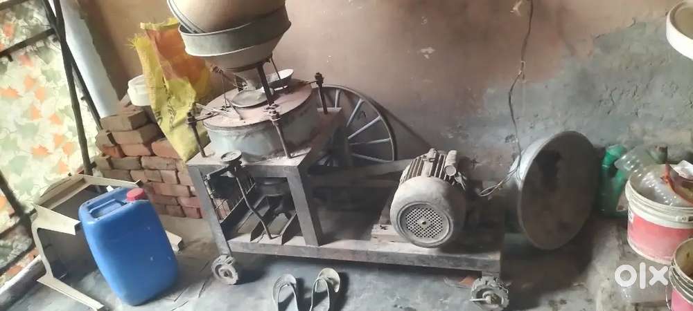 आटा चक्की 3 hp की मोटर 2 साल पुरानी कोई कमी नहीं है 16 इंची है