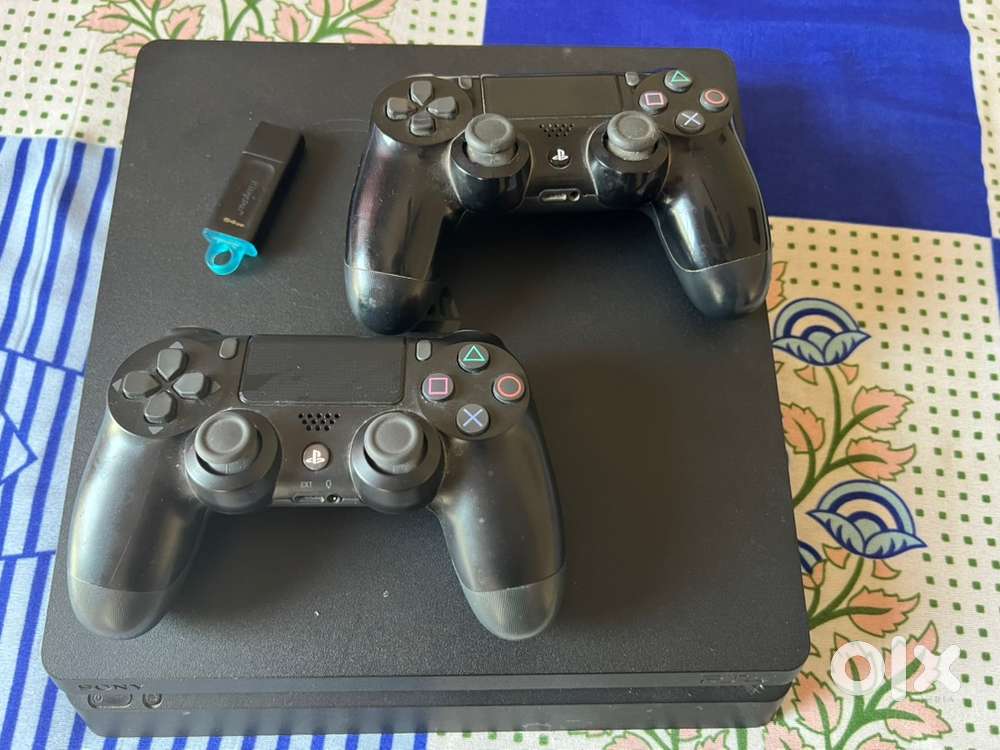 Ps4 with 2 controllers 1 tb all games