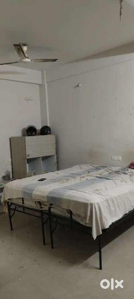 Room rent k lie dena hai 2 logo k liye Bed and fan wagera sab hai