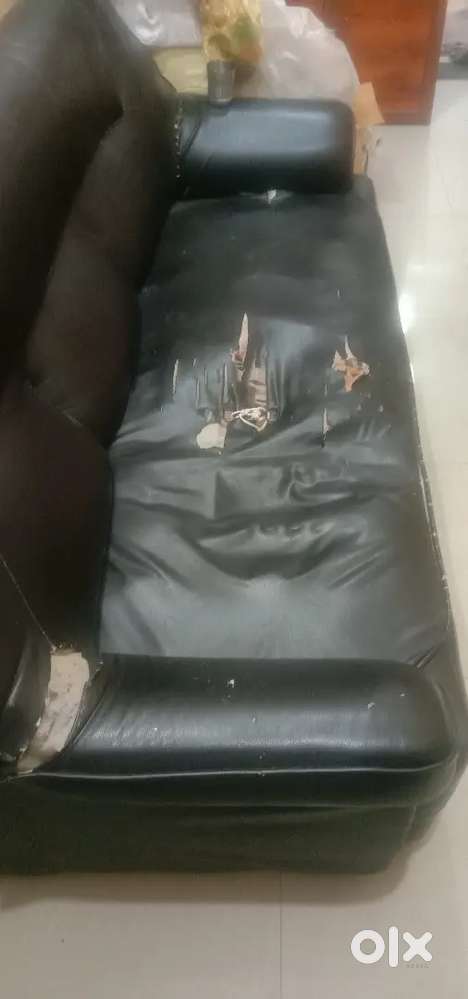 3 pcs  yaani ek bada 2 chota  sofa set jo poora set hota hai   black