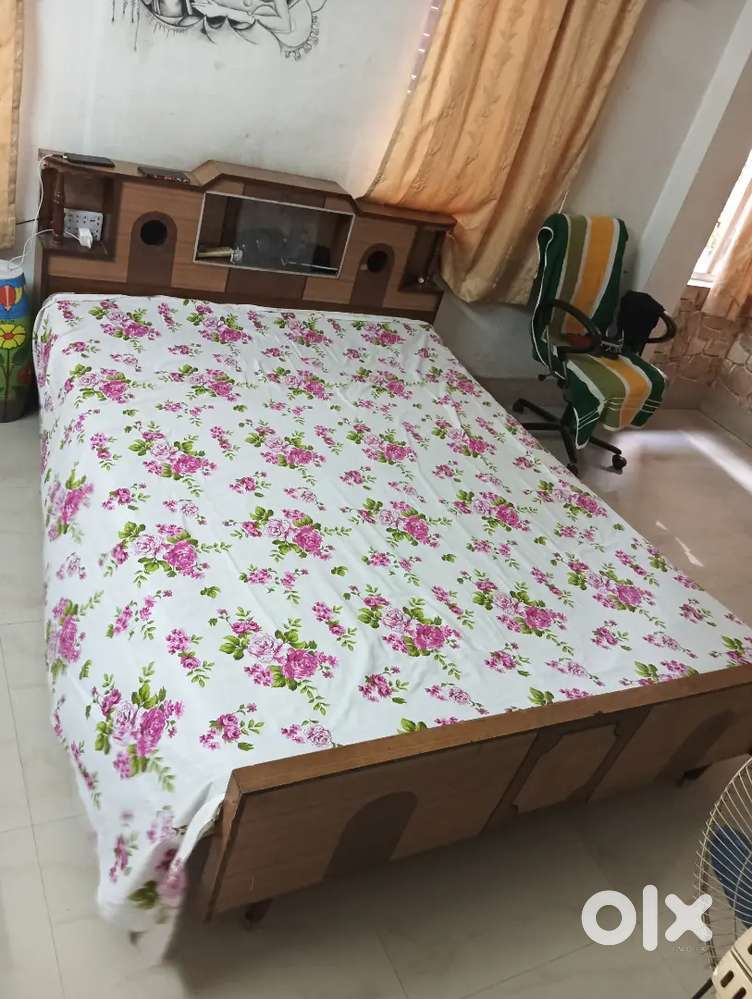 5 by 7 Queen Size Wooden Bed at best condition