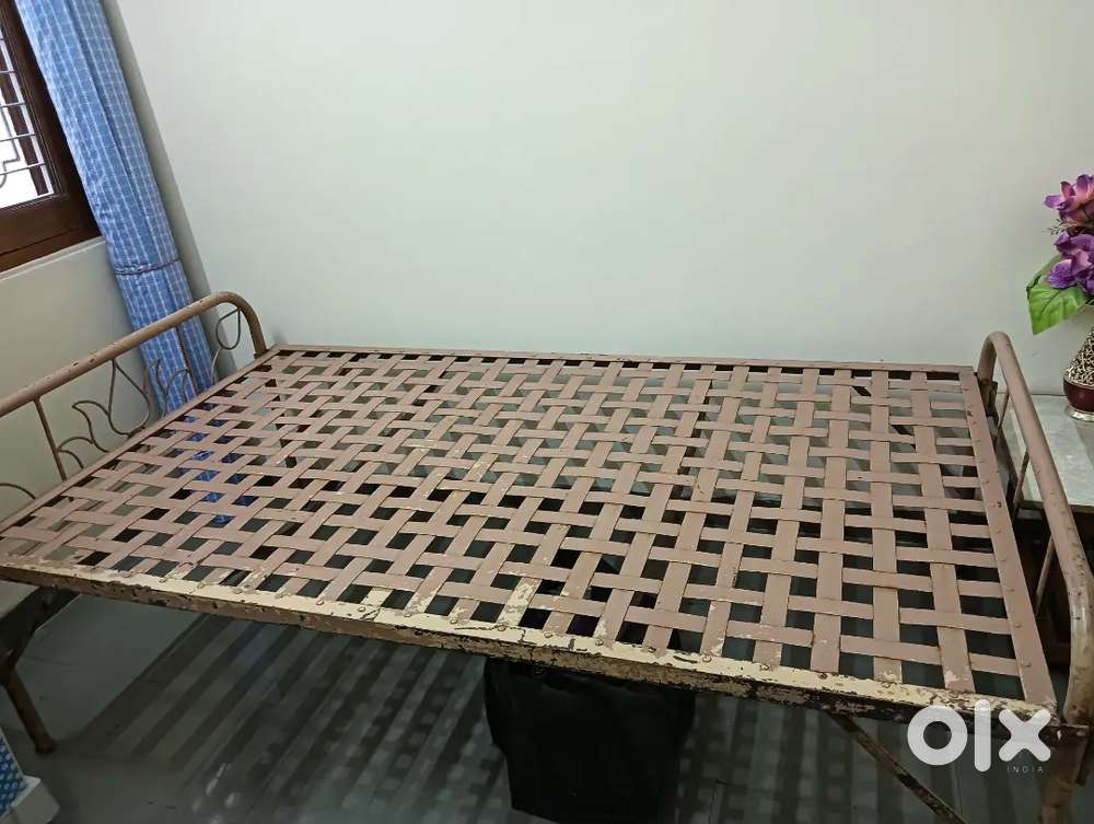 6'×4.5' Iron bed