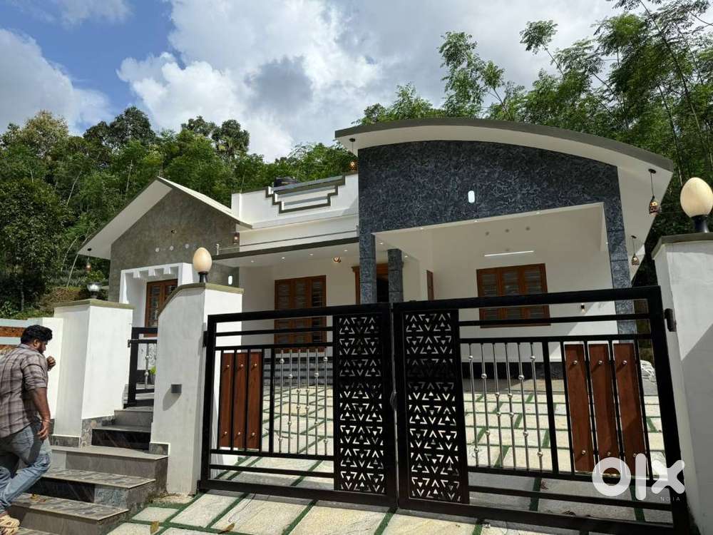കുറവിലങ്ങാട് പള്ളിയ്ക്ക് സമീപം  , ഒരു അടിപൊളി വീട്