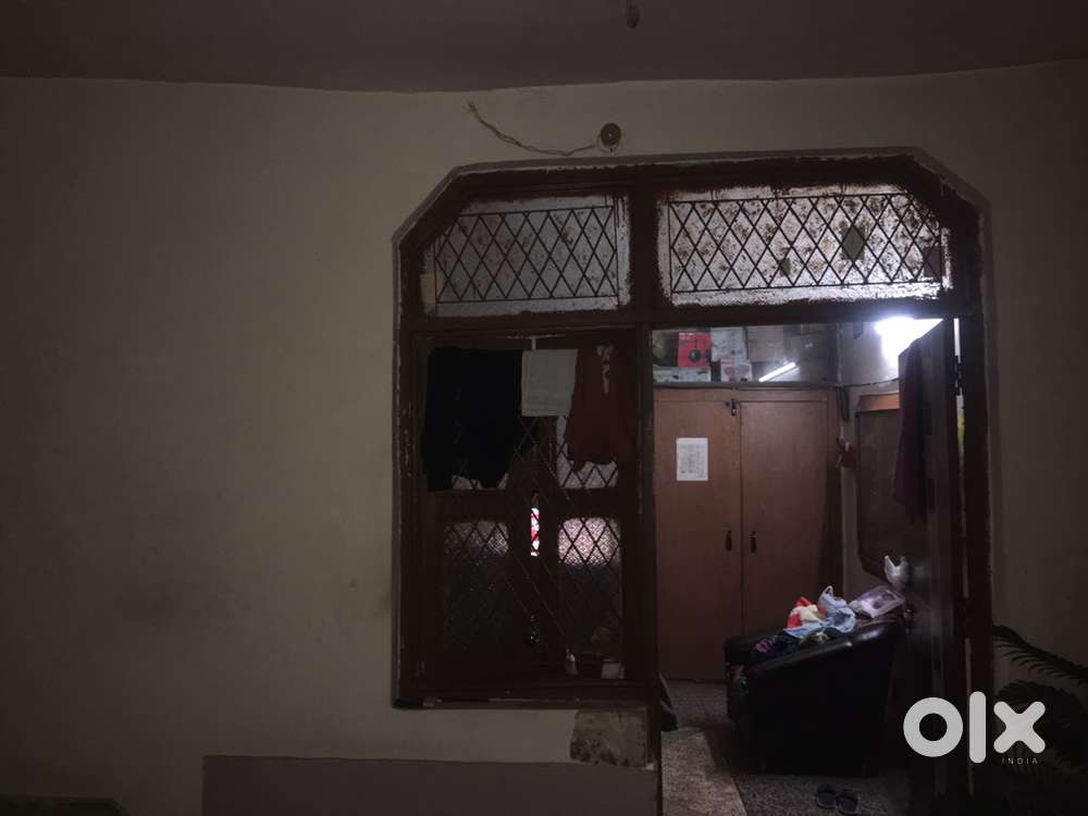 50 gaj land 2.5 manjil contructed area