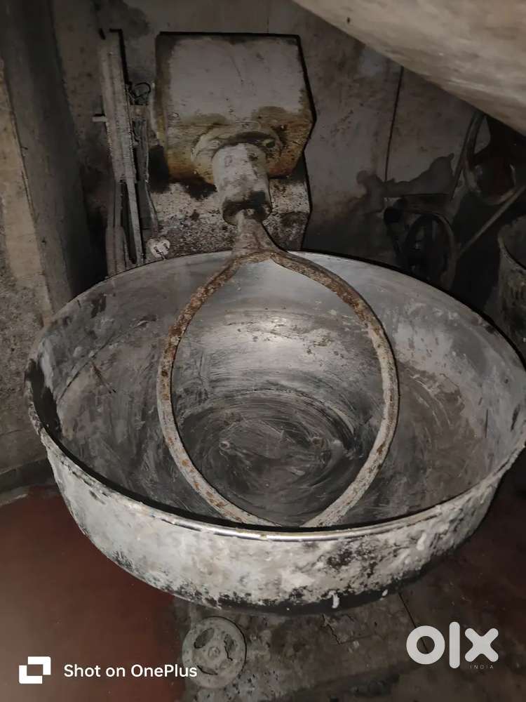 Bakery dough kneading machine