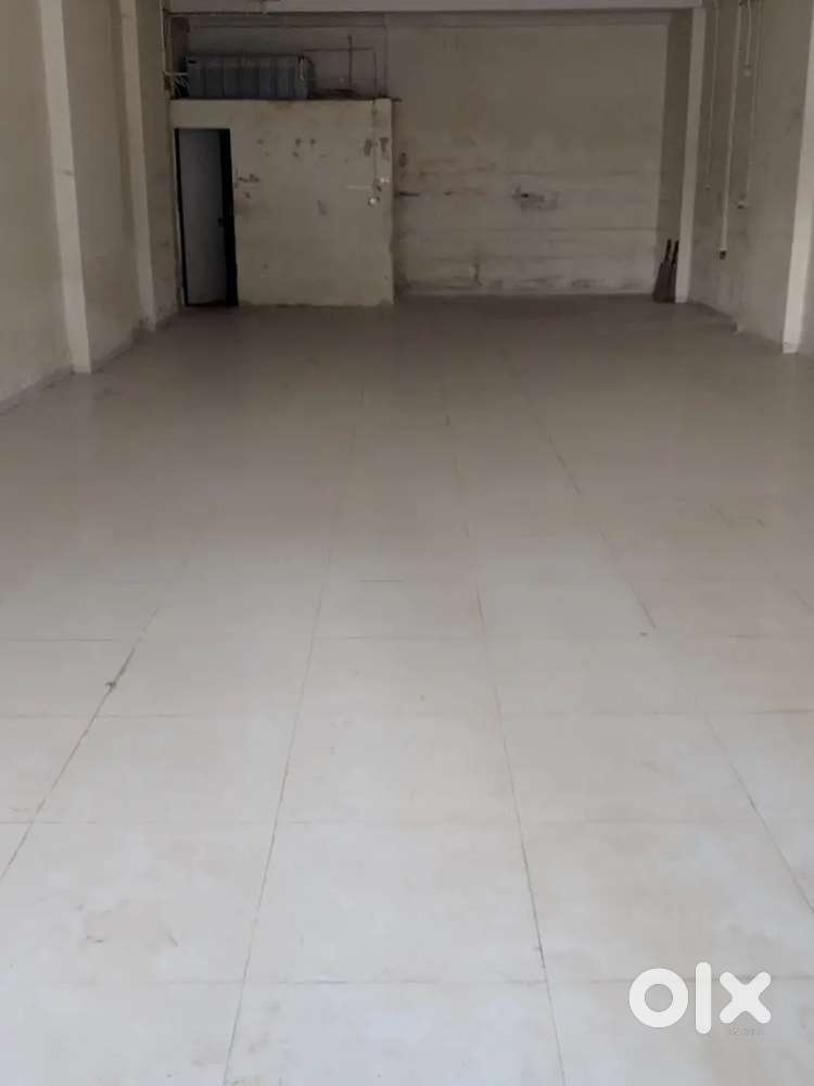 Pillarless One Pice Commercial Space on Rent in Prime Location