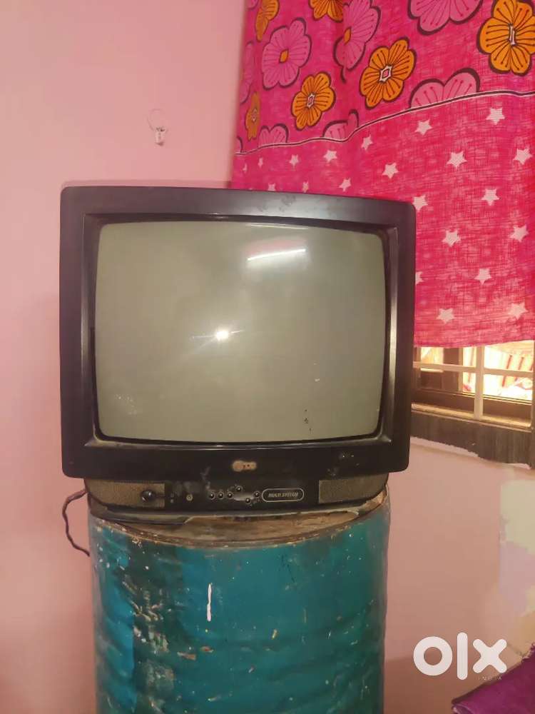 Working LG CRT TV - Classic Model, Great for Secondary Room/Gaming!