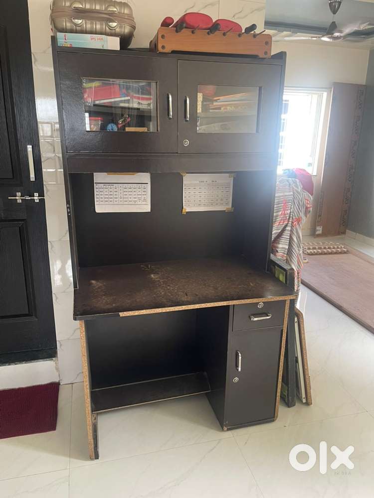 Computer table in good condition size 7x4