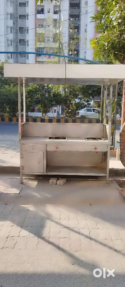 किचन काउंटर जो ठेला लगाते हैं.. स्ट्रीट फूड बंटा है जिस पर वही