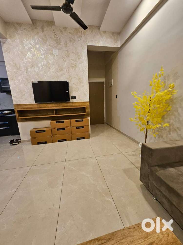 2 BHK Luxurious Flat for Rent with Big Balcony in Living Room