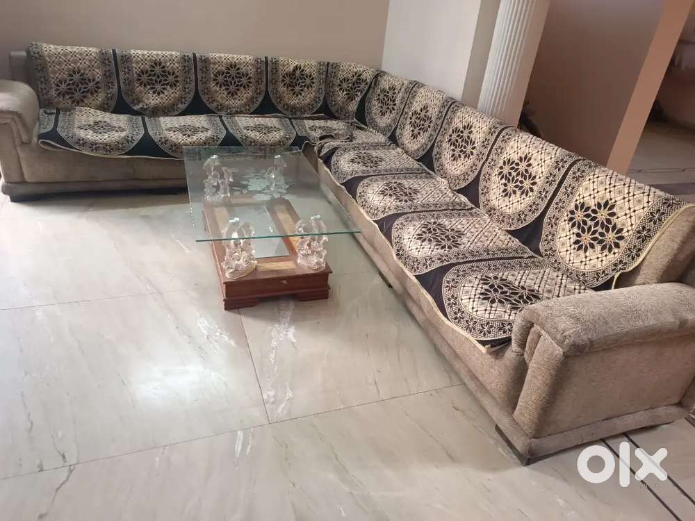 Sofa 8 seater ell sape with center glass tabal urgent sale
