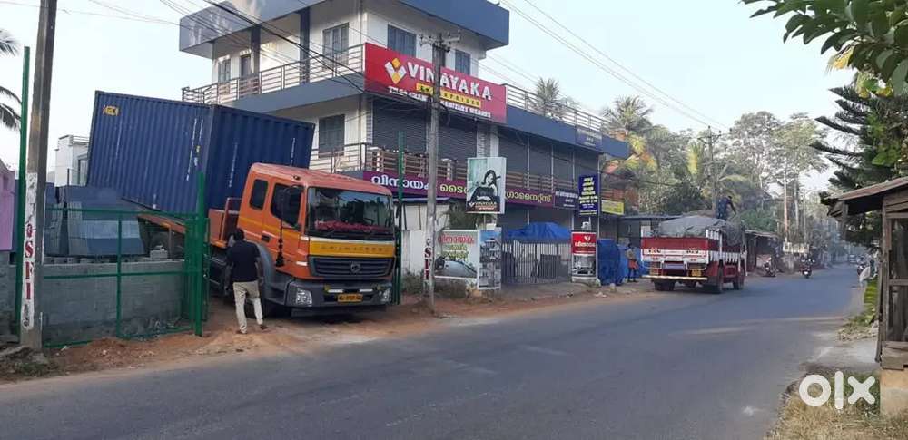 TILES SHOP NEED  DRIVER