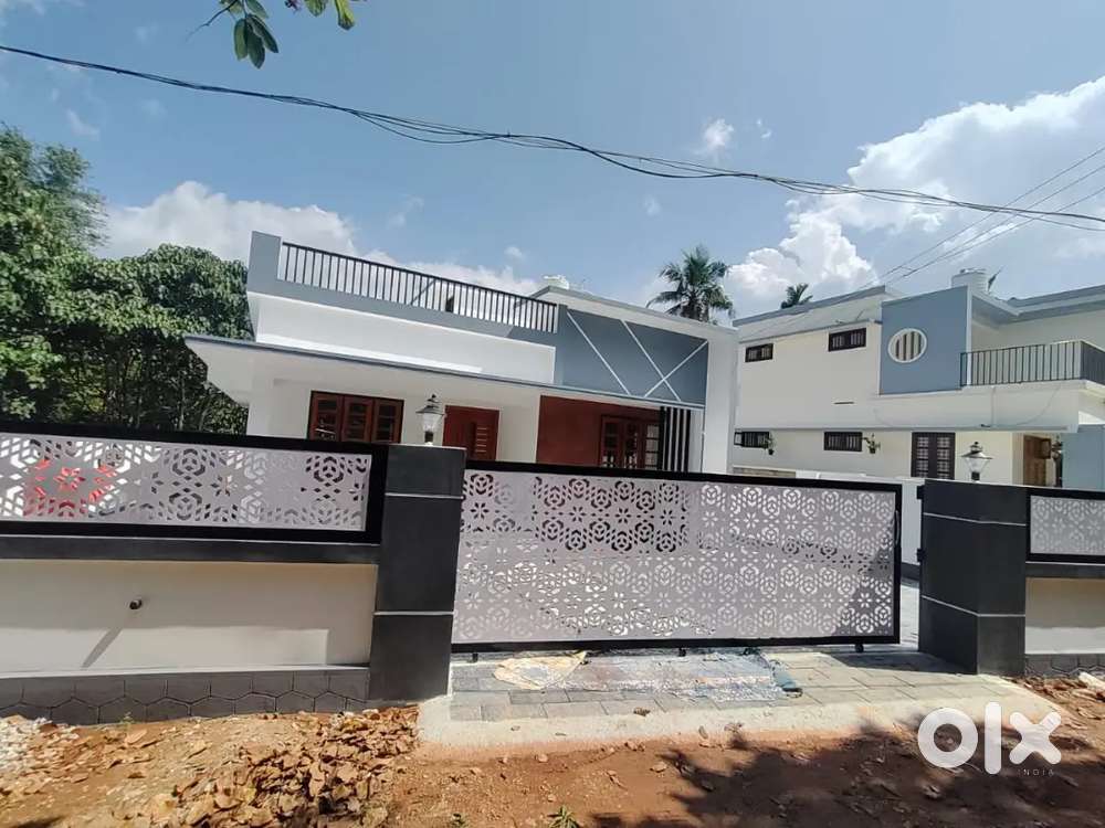 New house for urgent sale just 800m away from Parippally highway.