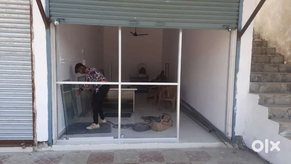 Guraiya road guraiya dhana me dukan kiraye se dena hai