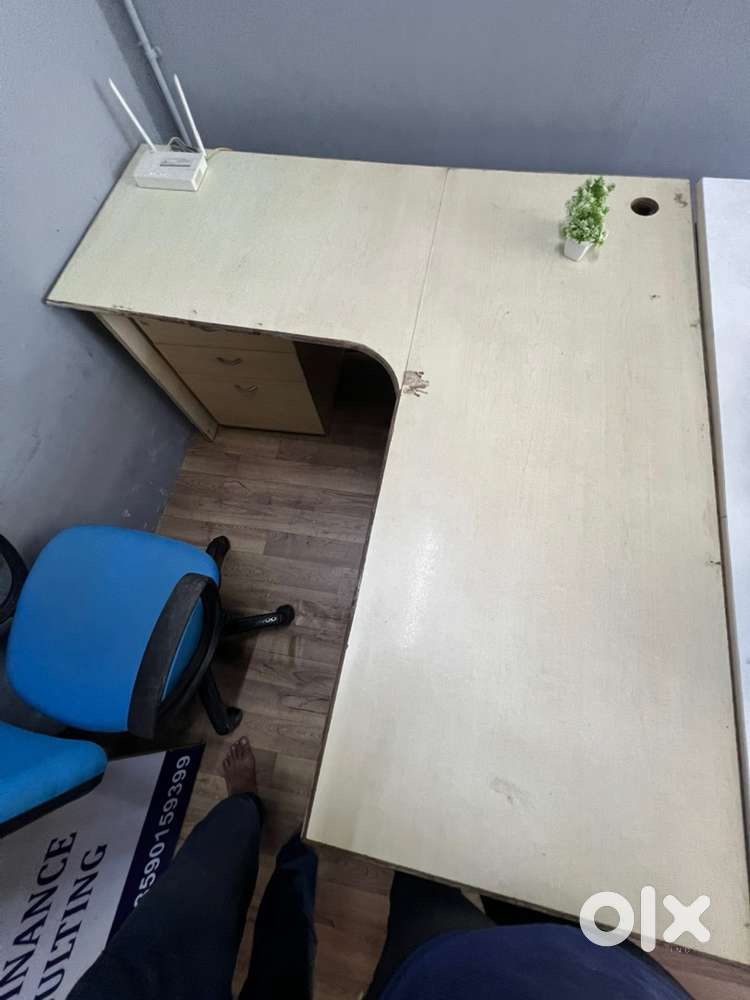 L shaped OFFICE TABLE 1.5m*1.5m available