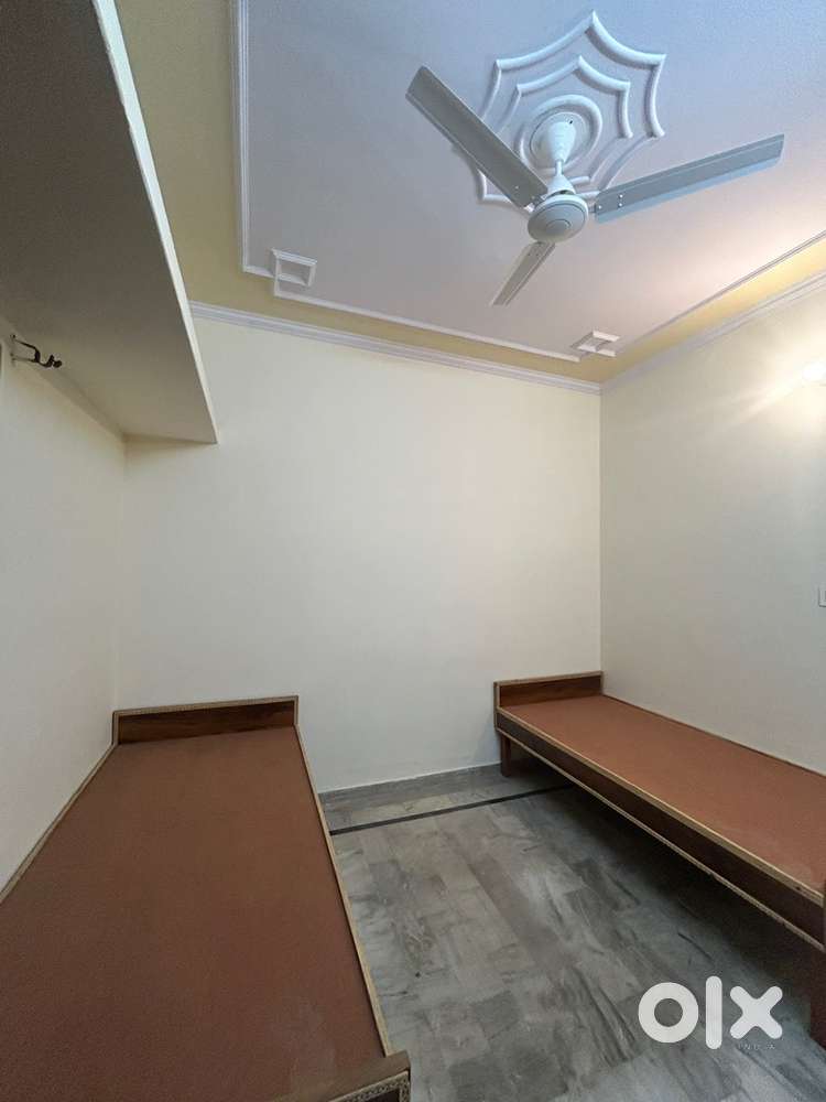 2 bhk flat for girls. 7,500 per person