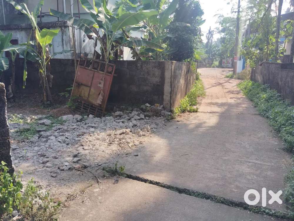 5.5 cent square plot ,with side wall ,near govt ITI ,lorry site