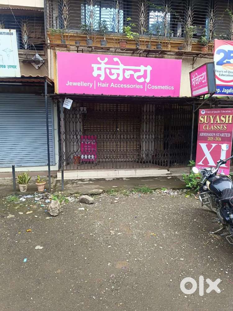 Air conditioned, fully furnished shop with toughened glass