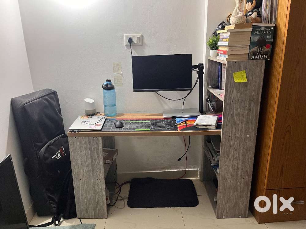 Sturdy Wooden Study Table with Bookshelf – Excellent Condition!