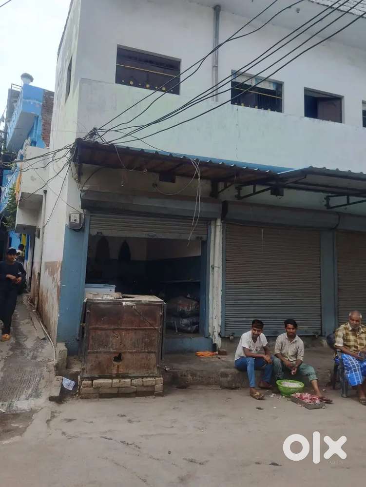 Mozzamnagar chaurahe par shop h corner wali on road shop h