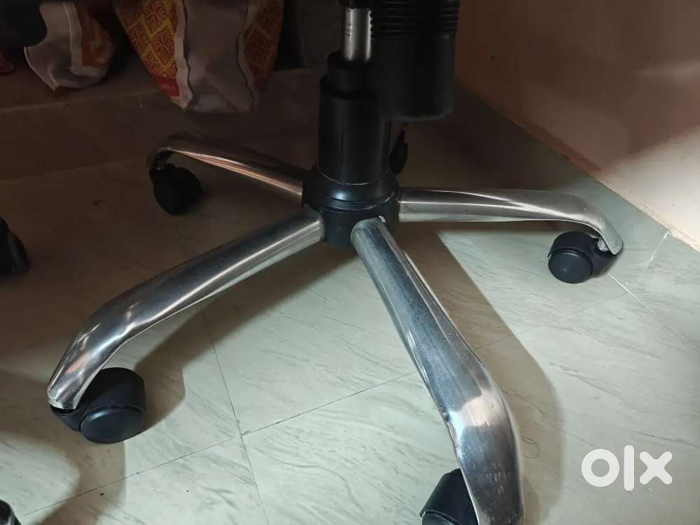 Computer Chair with rolling wheels from Cellbell brand