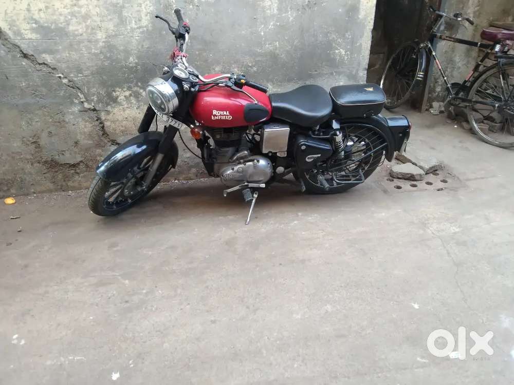 Royal Enfield red and black price 135000