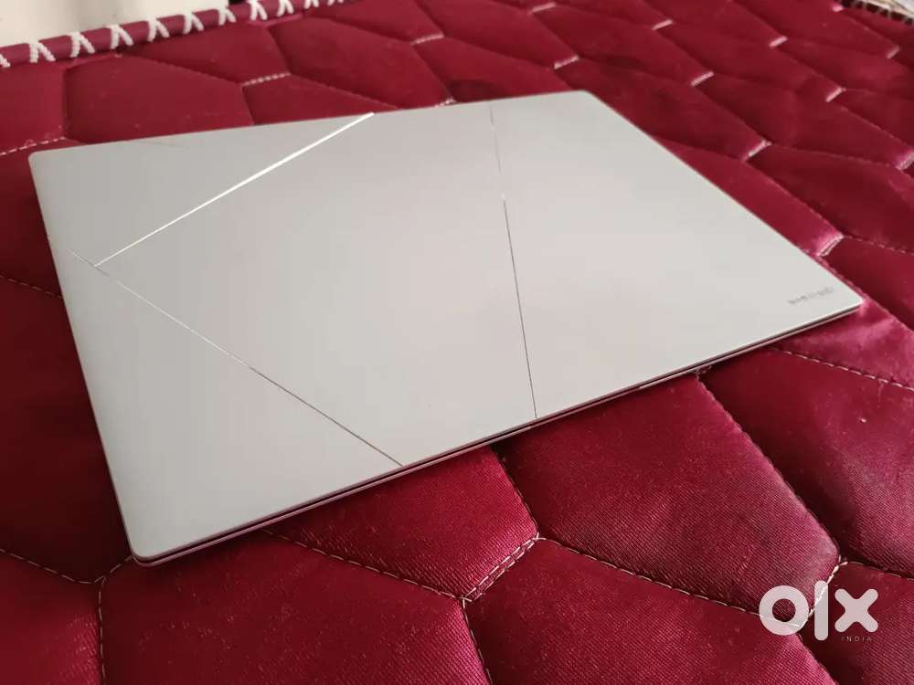 Asus Zenbook 14 UX5405 – Intel Ultra 7  32GB RAM  1TB SSDTouchPad