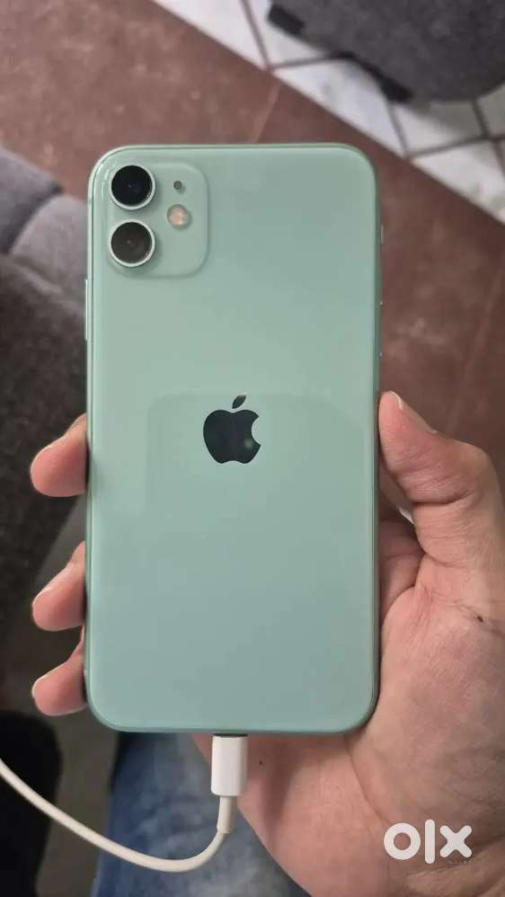 Iphone 11, samsung galaxy A32 in excellent condition