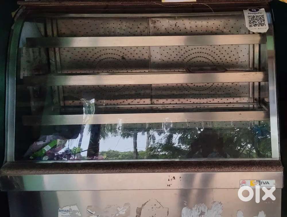 কেকের শোকেস।