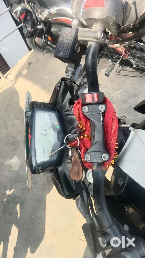 अपाचे आरटीआर 2019 मॉडल लास्ट नए टायर दोनों में आगे पीछे पड़े हुए हैं