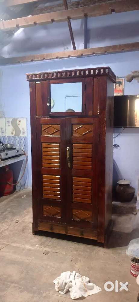 புத்தம் புதிய மர பீரோ