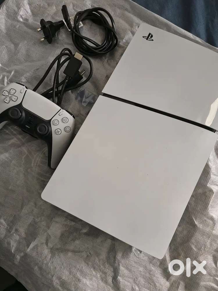 Play station5 5 month old slim set all asesery with bil box