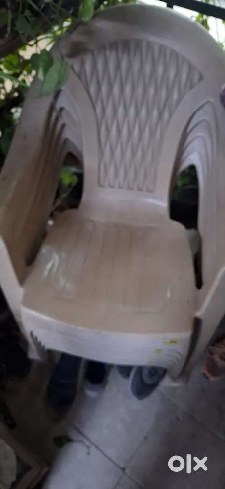Set of 5 Plastic Chairs