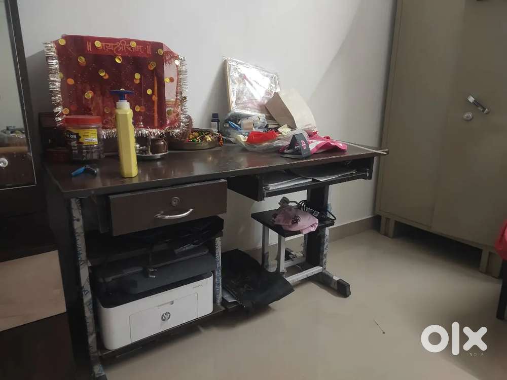 Computer table
