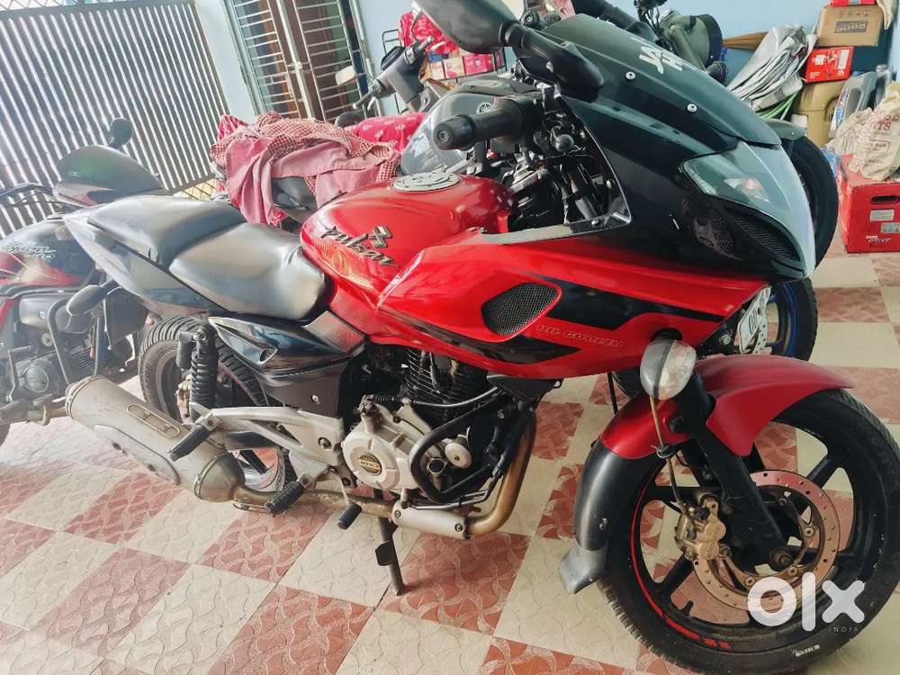 Pulsar 220 F red black edition in excellent condition